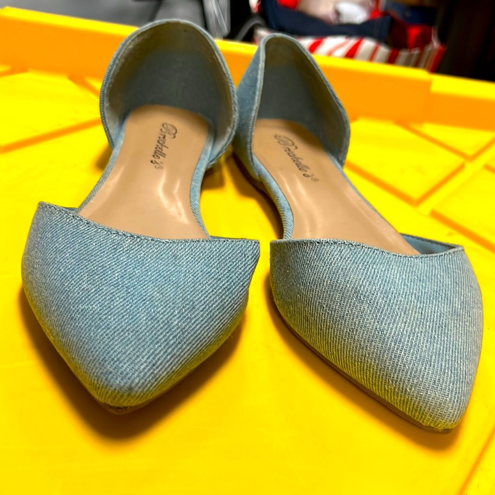 Blue pointed flats